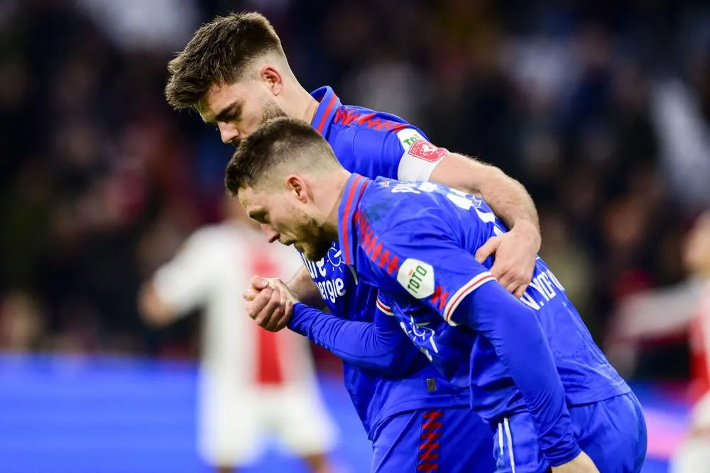 Le FC Twente met aux enchères le brassard de son capitaine au profit des victimes de la guerre en Ukraine