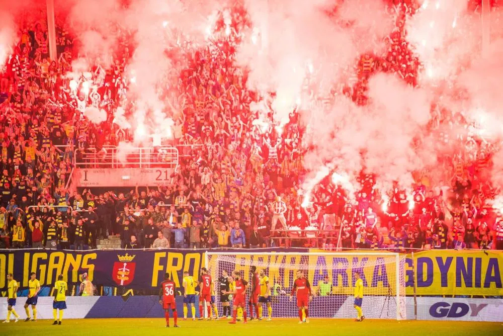 Quand les ultras de l'Arka Gdynia illuminent de leurs couleurs le symbole du club rival