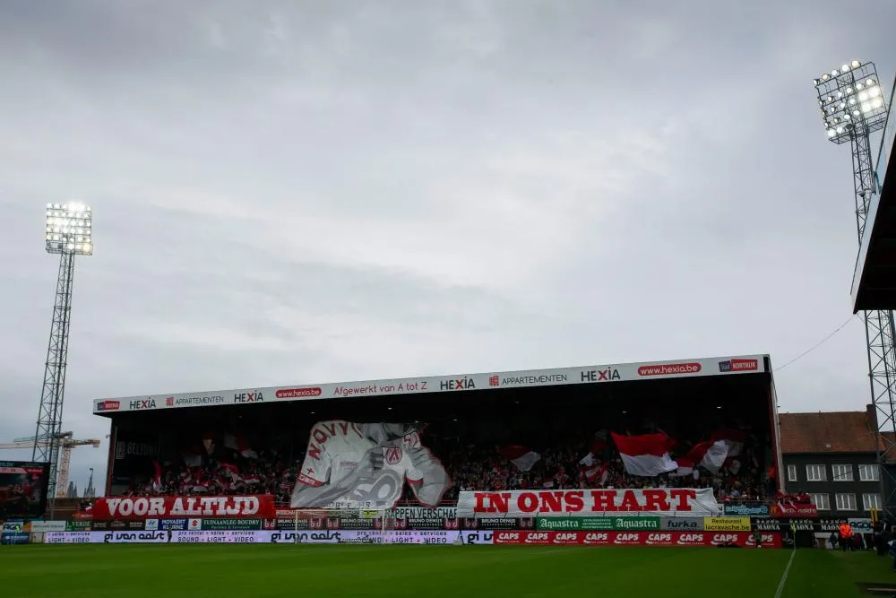 Des supporters de Courtrai lancent un crowdfunding pour les stewards blessés lors du derby
