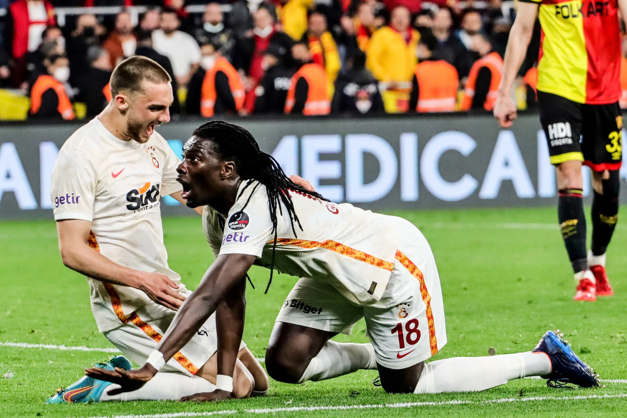 Bafé Gomis offre la victoire à Galatasaray grâce à deux penaltys