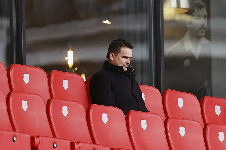 Les fans d&rsquo;Antwerp chambrent Overmars avec un pénis gonflable