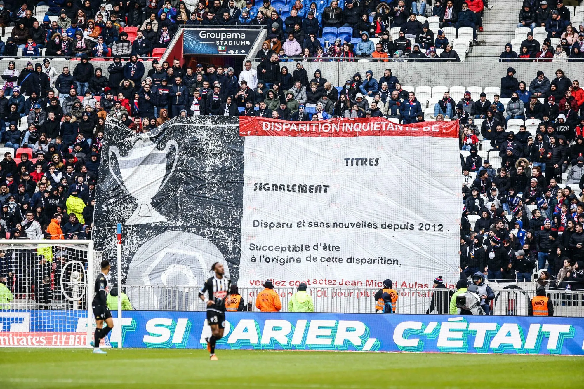 Les banderoles inspirées des supporters de l’Olympique lyonnais contre Angers SCO