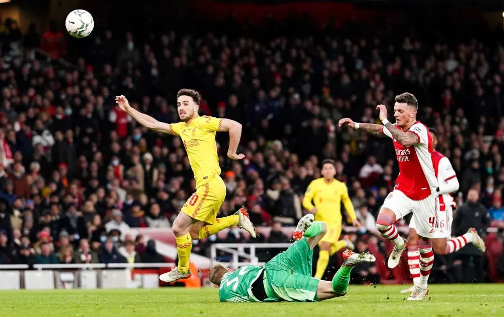 Un supporter entre sur la pelouse de l’Emirates Stadium et se menotte à un poteau