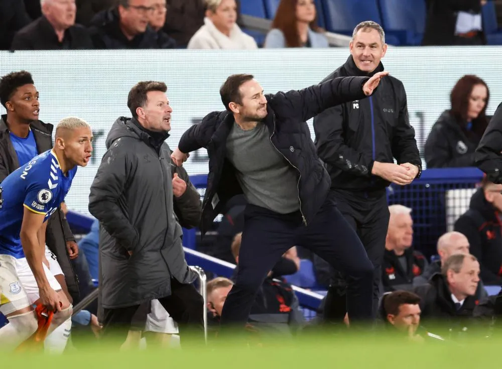 Frank Lampard se casse la main en célébrant un but d’Everton