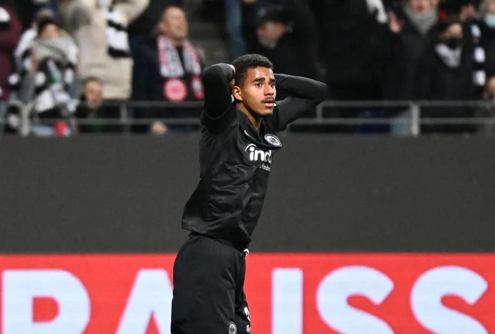 Ansgar Knauff pas à l’aise face à la mascotte de l’Eintracht