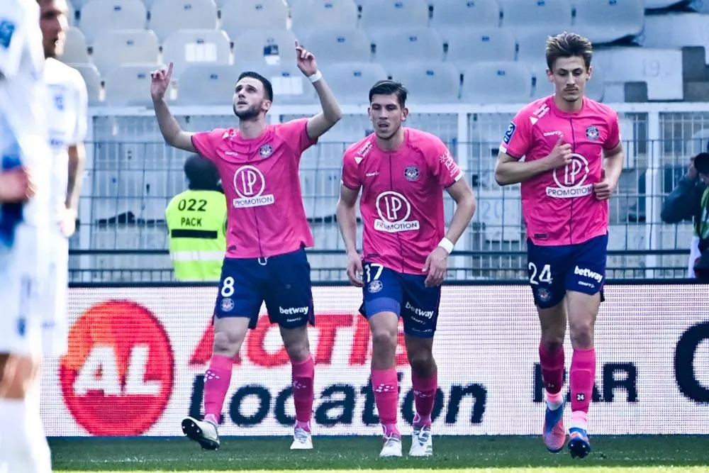 Auxerre manque le coche à domicile face au leader toulousain