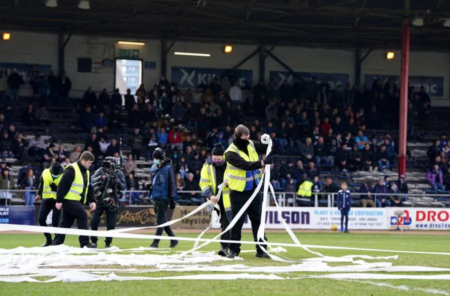 Les fans des Rangers jettent du papier toilette sur la pelouse