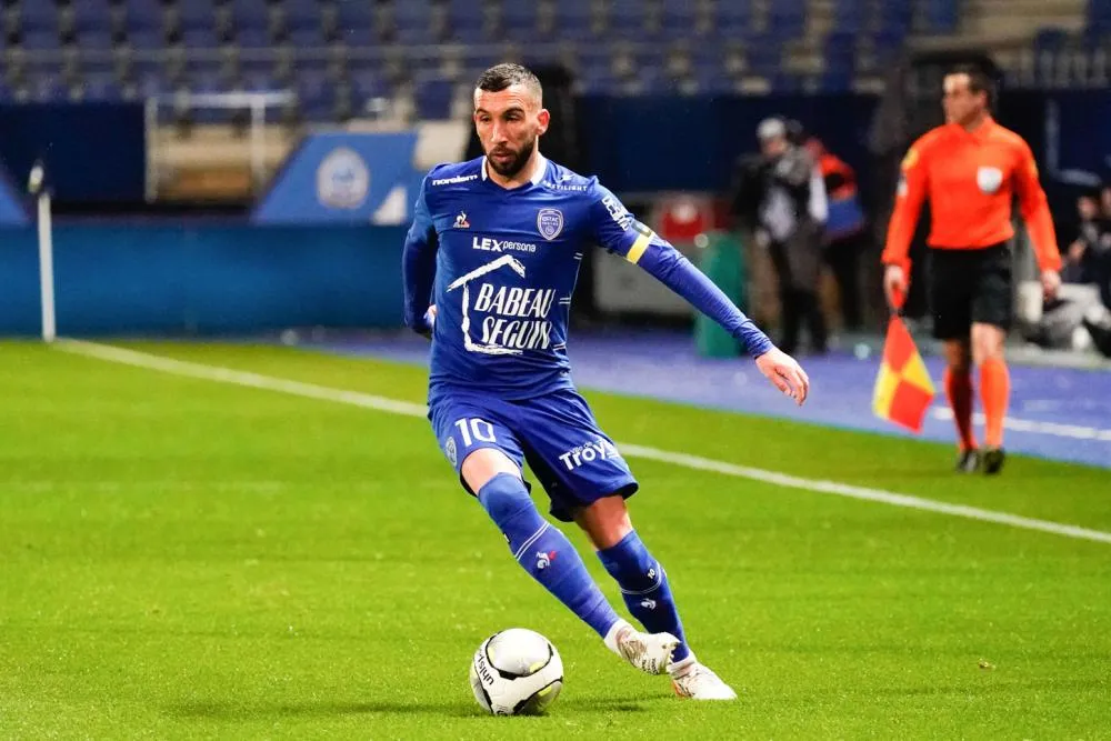 Florian Tardieu (ESTAC) donne de la voix en virage lors de Marseille-Nice