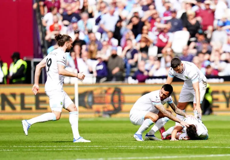 L’horrible blessure d’Ashley Westwood contre West Ham