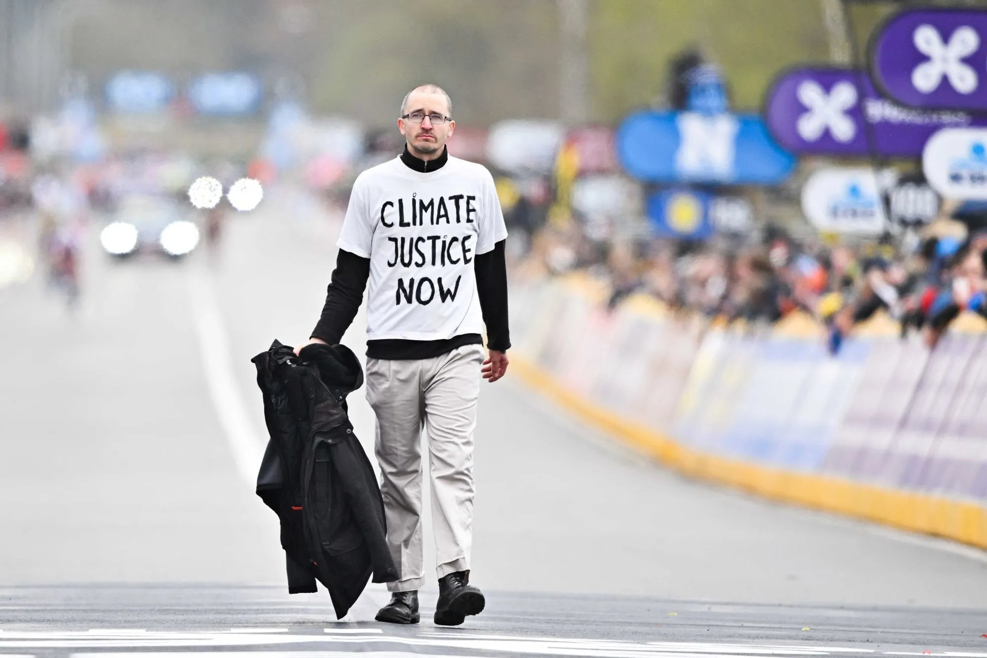 Un activiste environnemental s’attache à un poteau durant la finale de coupe de Belgique