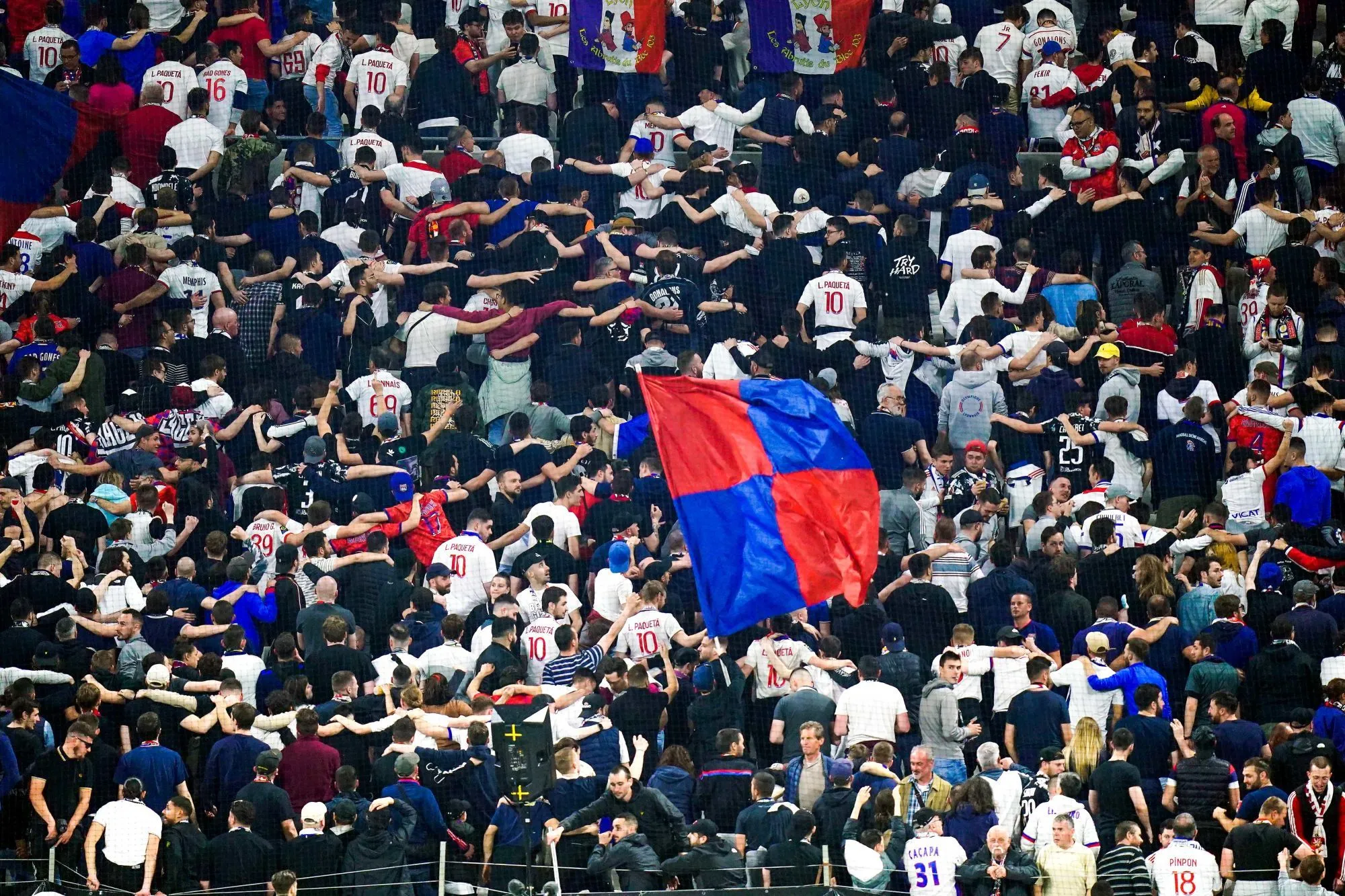Un supporter lyonnais en garde à vue pour avoir tenté de bloquer le bus de l’OL