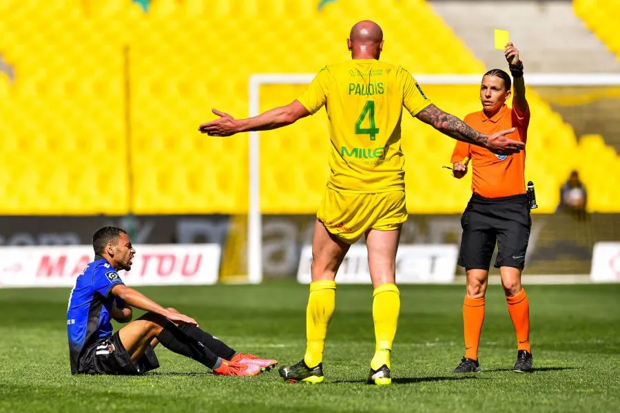 Stéphanie Frappart, première femme à arbitrer la finale de la Coupe de France