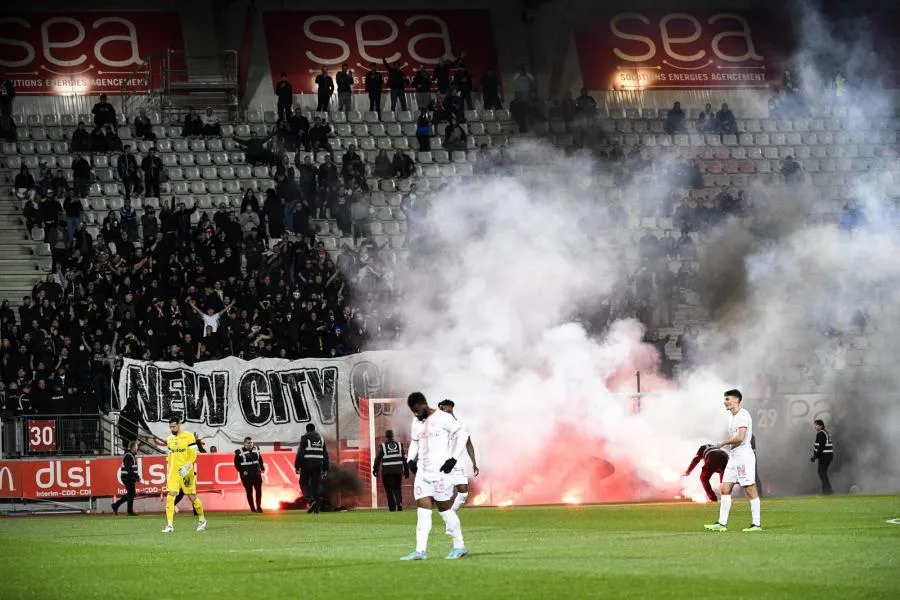 Le match arrêté à Nancy après des jets de fumigènes sur la pelouse