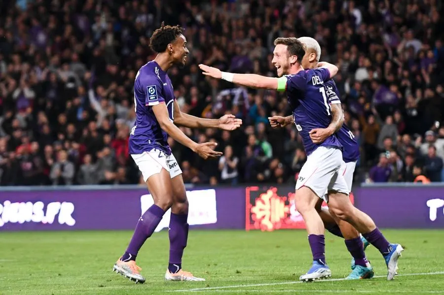 Toulouse valide sa montée en Ligue 1 dans un Stadium bouillant