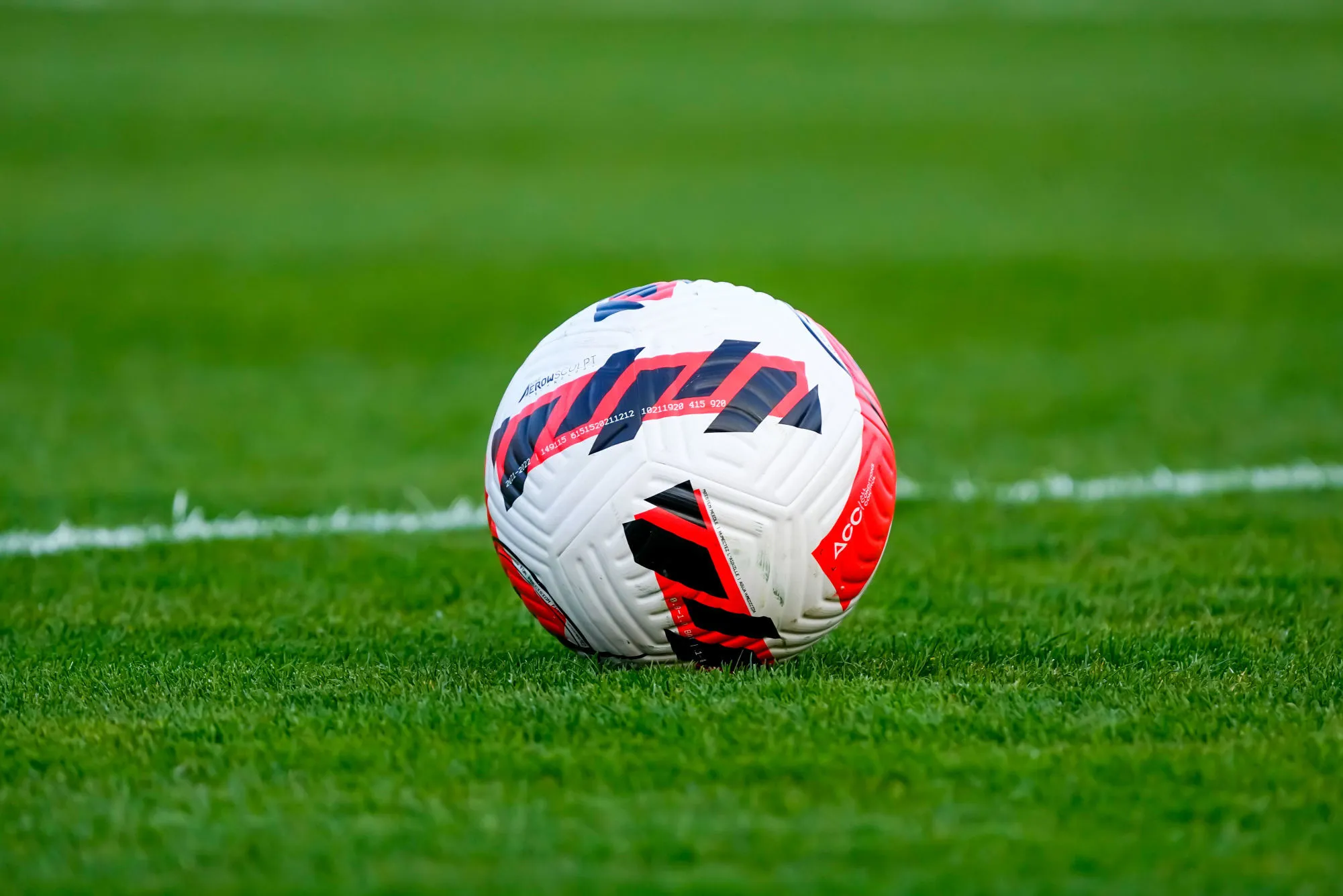 Un joueur du Barcelona SC marque sur un corner direct