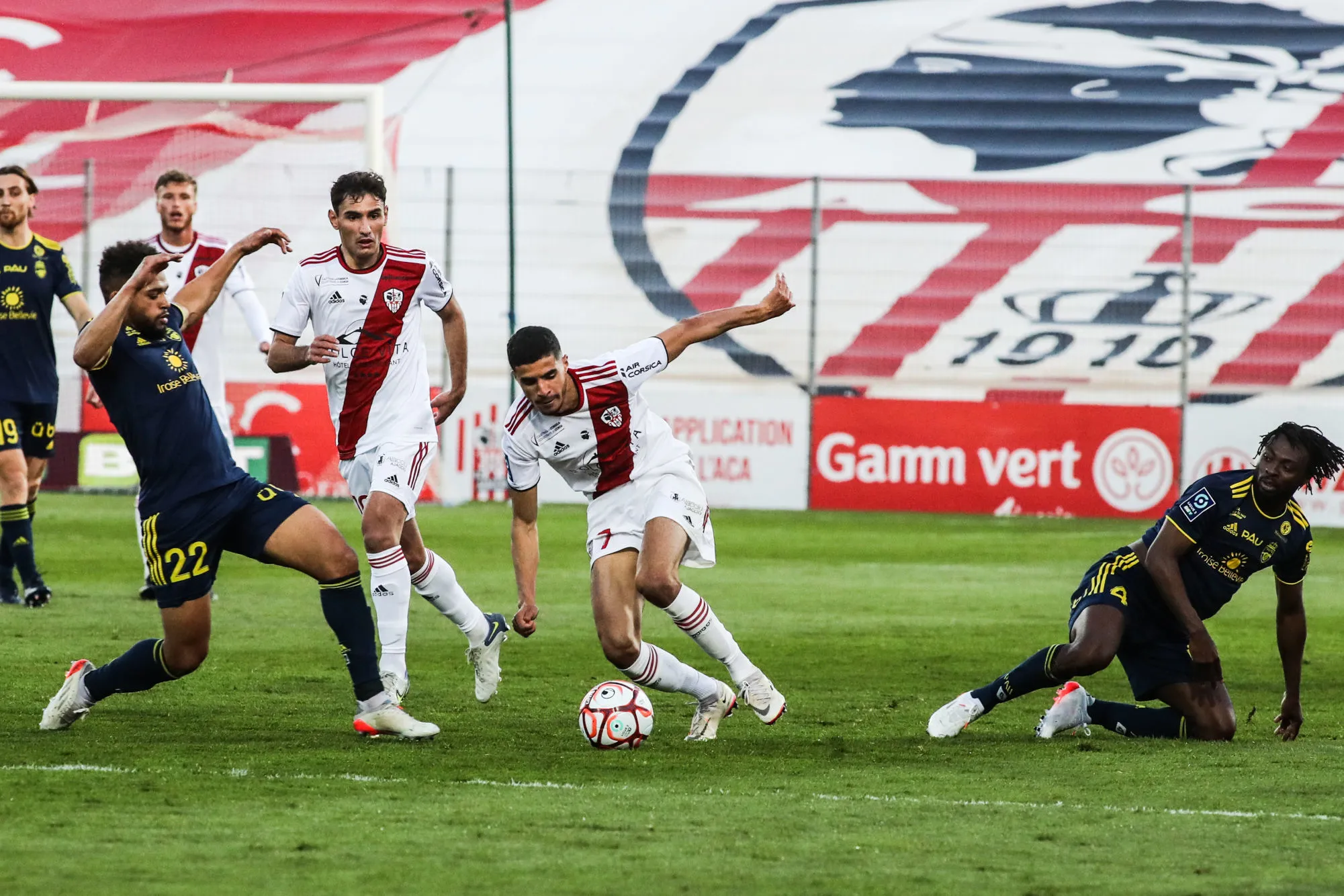 Ajaccio, Auxerre et Sochaux ne se lâchent pas, Dunkerque dans le dur