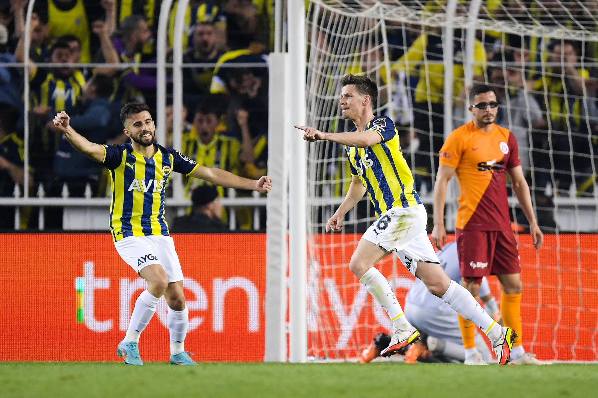 Fenerbahçe ligote Galatasaray dans le derby