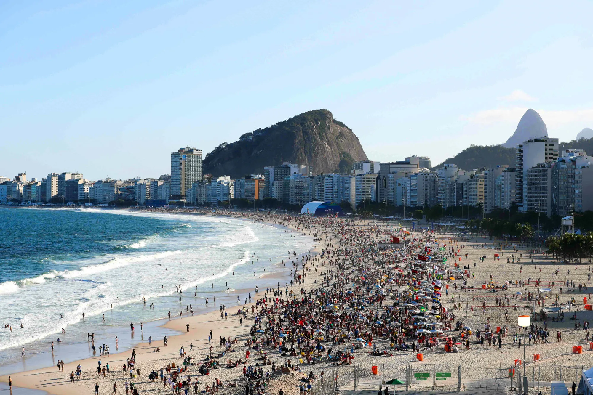 Des policiers braquent des supporters argentins en plein barbecue à Copacabana