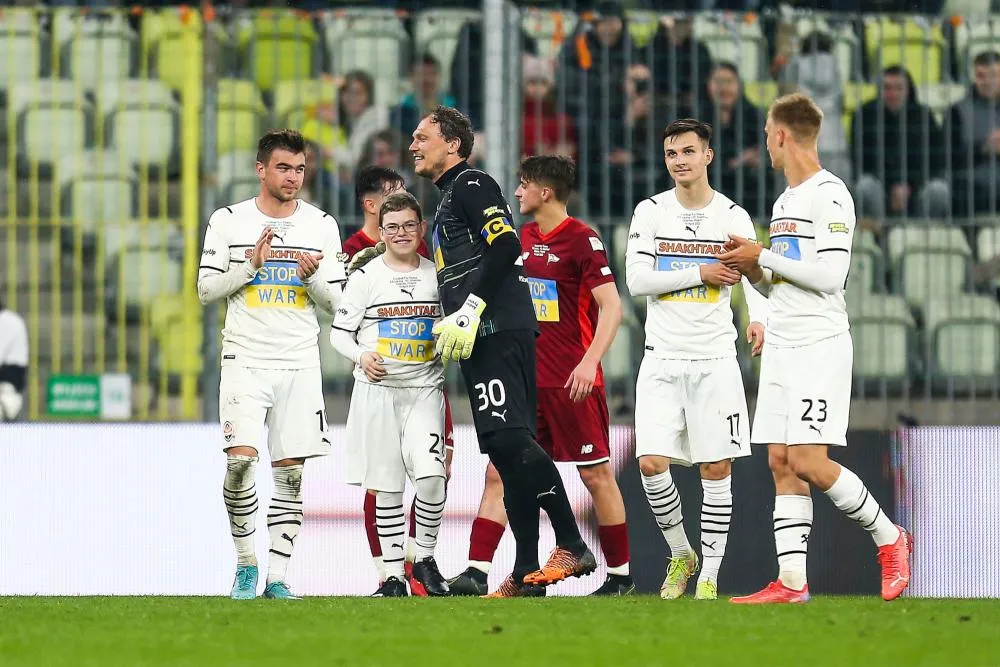 Un enfant de Marioupol marque le but de la victoire pour le Shakhtar Donetsk dans un match caritatif contre le Lechia Gdańsk