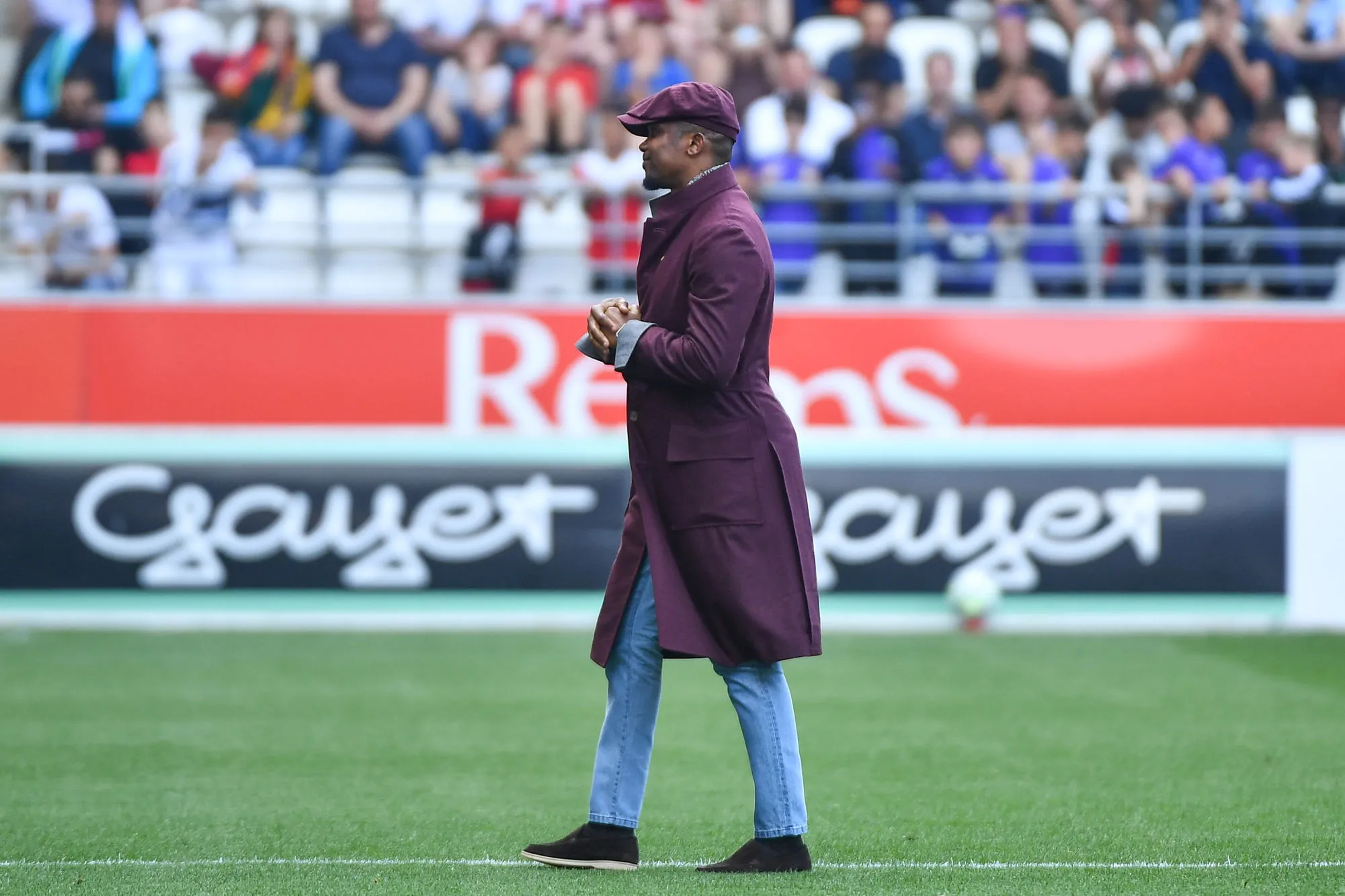 En visite à Reims, Samuel Eto’o aurait tenté d&rsquo;aiguiller Hugo Ekitike vers la sélection camerounaise