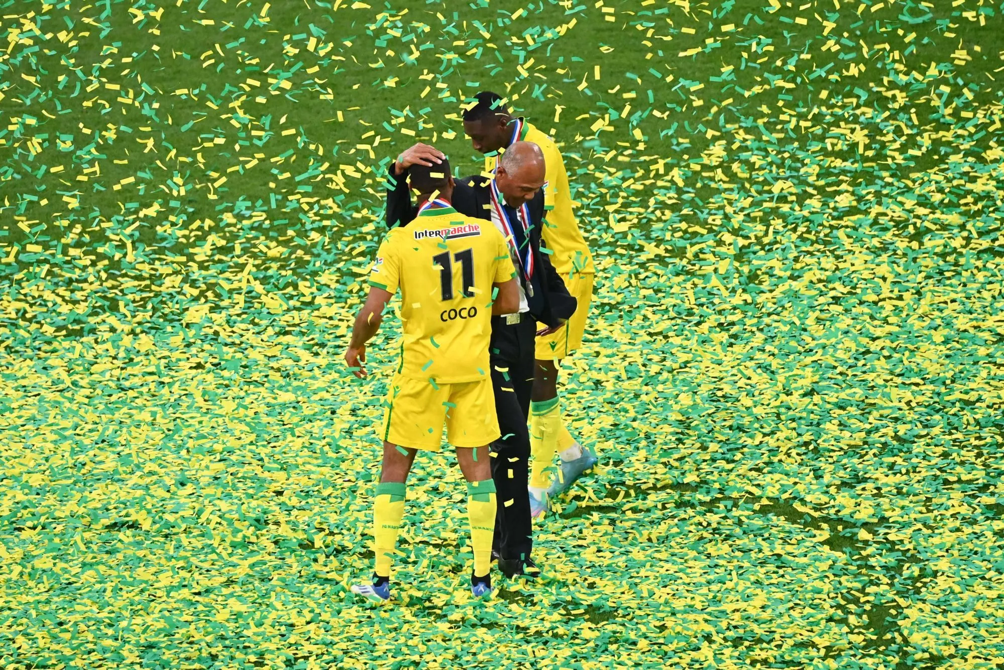 Des apprentis-tapissiers confectionnent des fauteuils Voltaire aux couleurs du FC Nantes