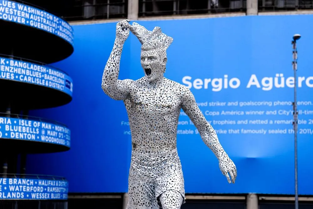 Manchester City dévoile la statue de Sergio Agüero devant son stade