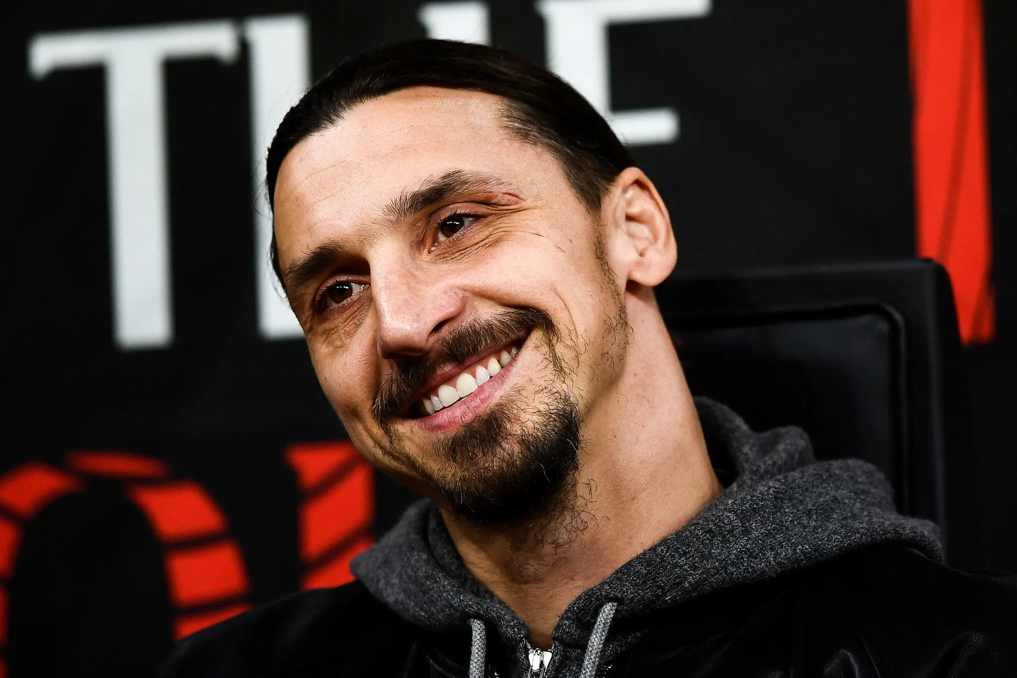 Surexcité, Zlatan pète le pare-brise du bus du Milan