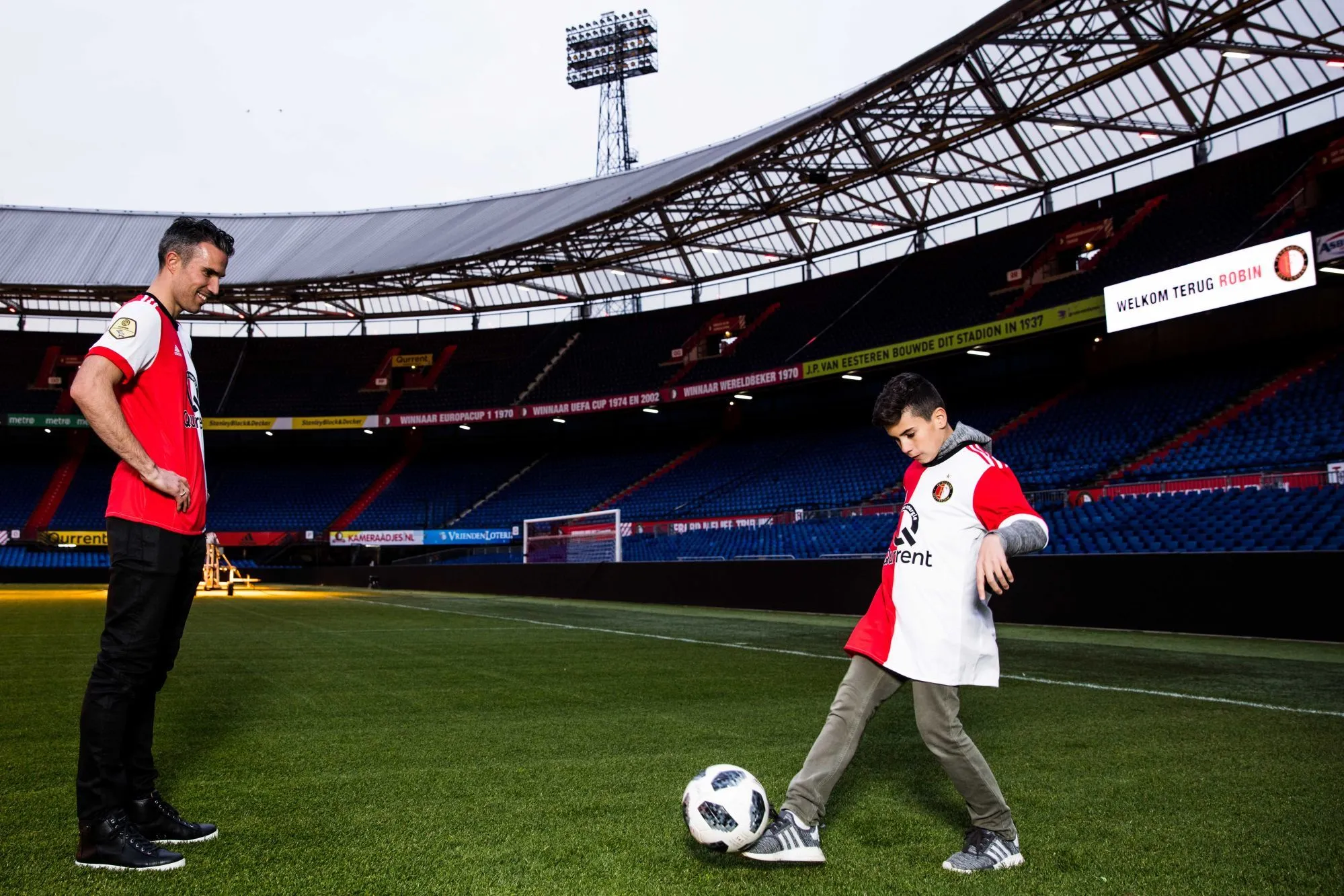Le fils de Van Persie signe professionnel à Feyenoord
