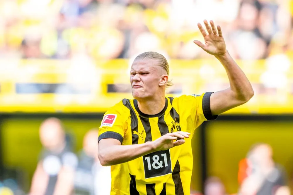 Erling Haaland sort en boîte avec une veste du Borussia Dortmund