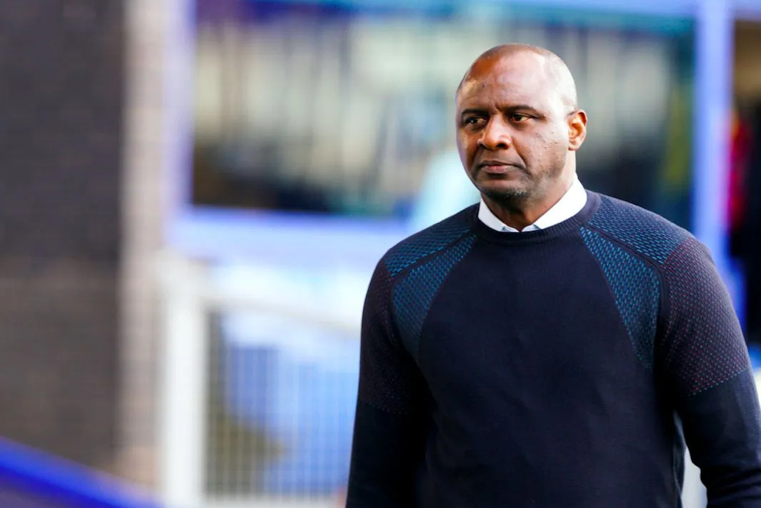 Patrick Vieira envoie une balayette à un supporter d&rsquo;Everton trop tactile