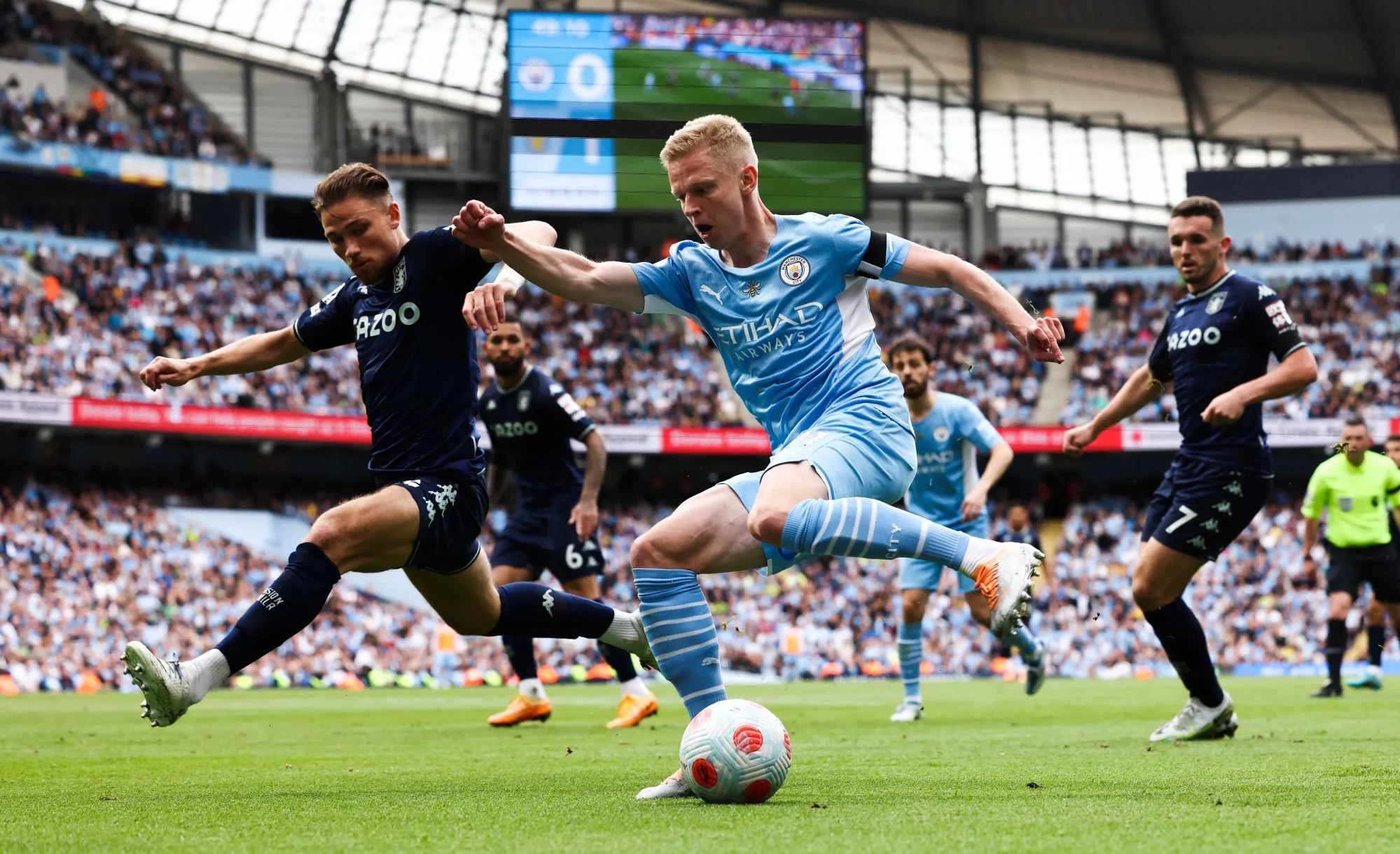 En larmes, Zinchenko soulève la Premier League avec le drapeau ukrainien