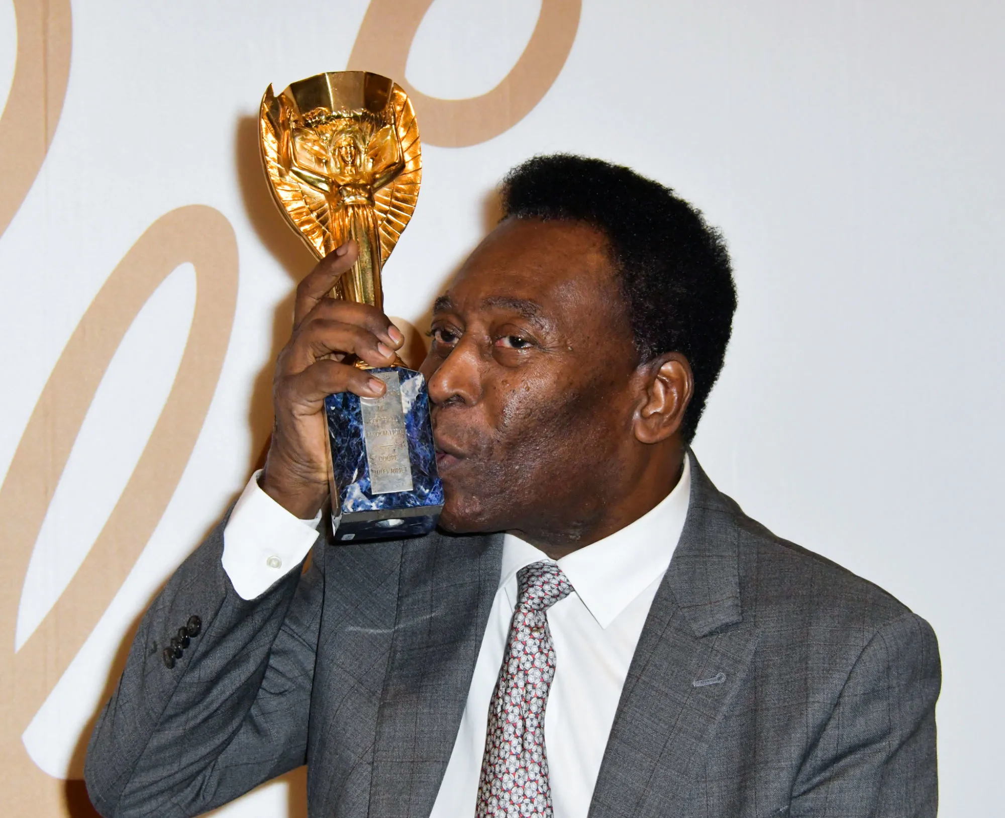 Pelé félicite les Lyonnaises pour leur sacre en Ligue des champions