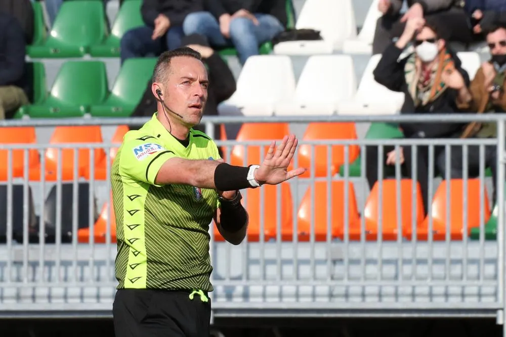 Deux arbitres italiens suspendus pour un hors-jeu non signalé lors de Spezia-Lazio