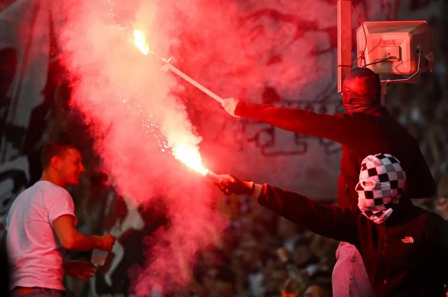 La pelouse de Francfort envahie par les fans après la qualification en finale