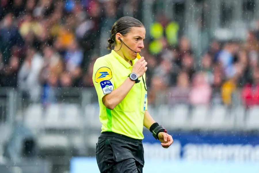 Stéphanie Frappart n’arbitrera pas la finale de la Coupe de France avec un micro