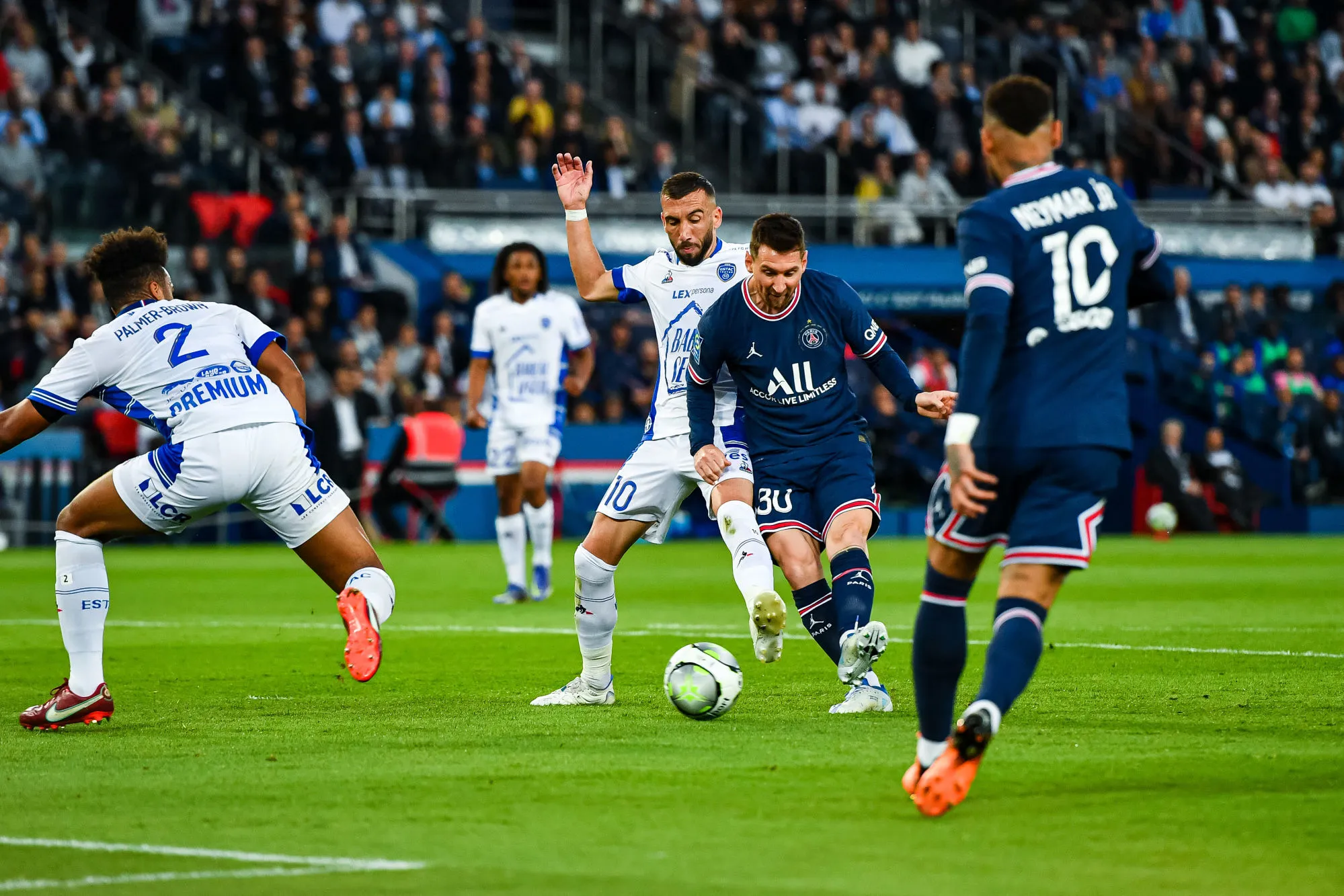 Troyes remonte un triste Paris