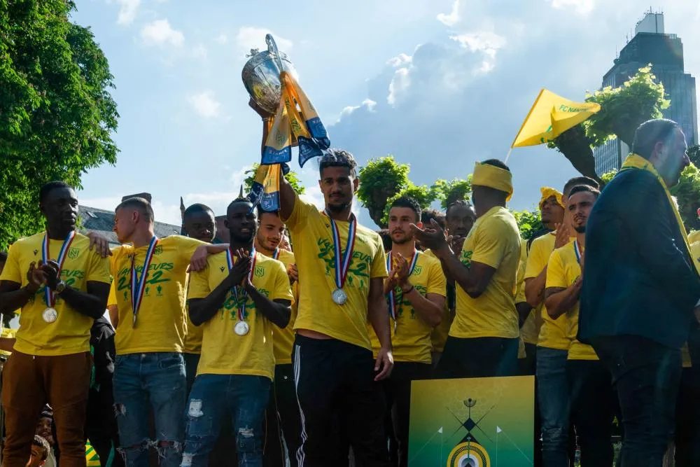 Attente, puis bain de foule : à Nantes, la présentation de la Coupe de France a été mouvementée