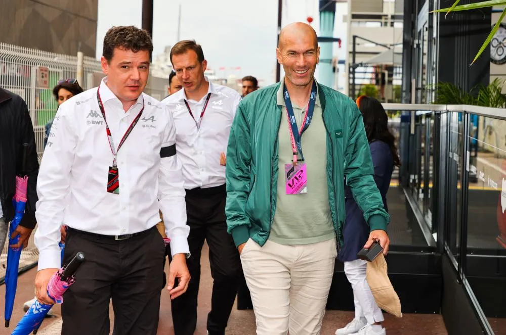 Paris Saint-Germain : Paul Pogba attendrait la décision de Zinédine Zidane, dont le conseiller dément les contacts avec Paris