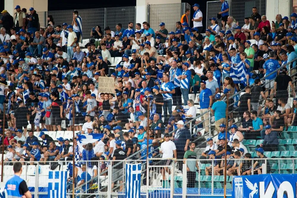 Ligue des nations : Les supporters grecs et kosovars s’attaquent à coups de fumigènes