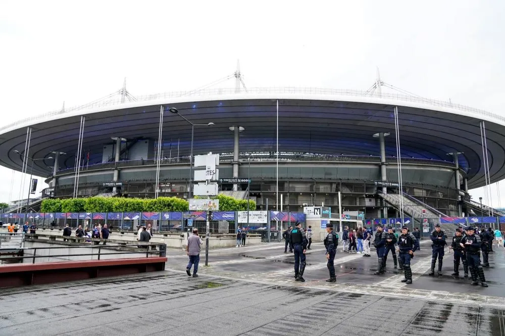 À Saint-Denis, le Stade de France tagué par le collectif «<span style="font-size:50%">&nbsp;</span>Carton rouge pour le Qatar<span style="font-size:50%">&nbsp;</span>» avant France-Croatie