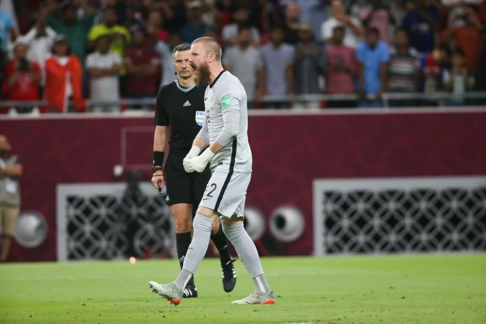 La danse du gardien australien Andrew Redmayne sur sa ligne lors de la séance de tirs au but contre le Pérou