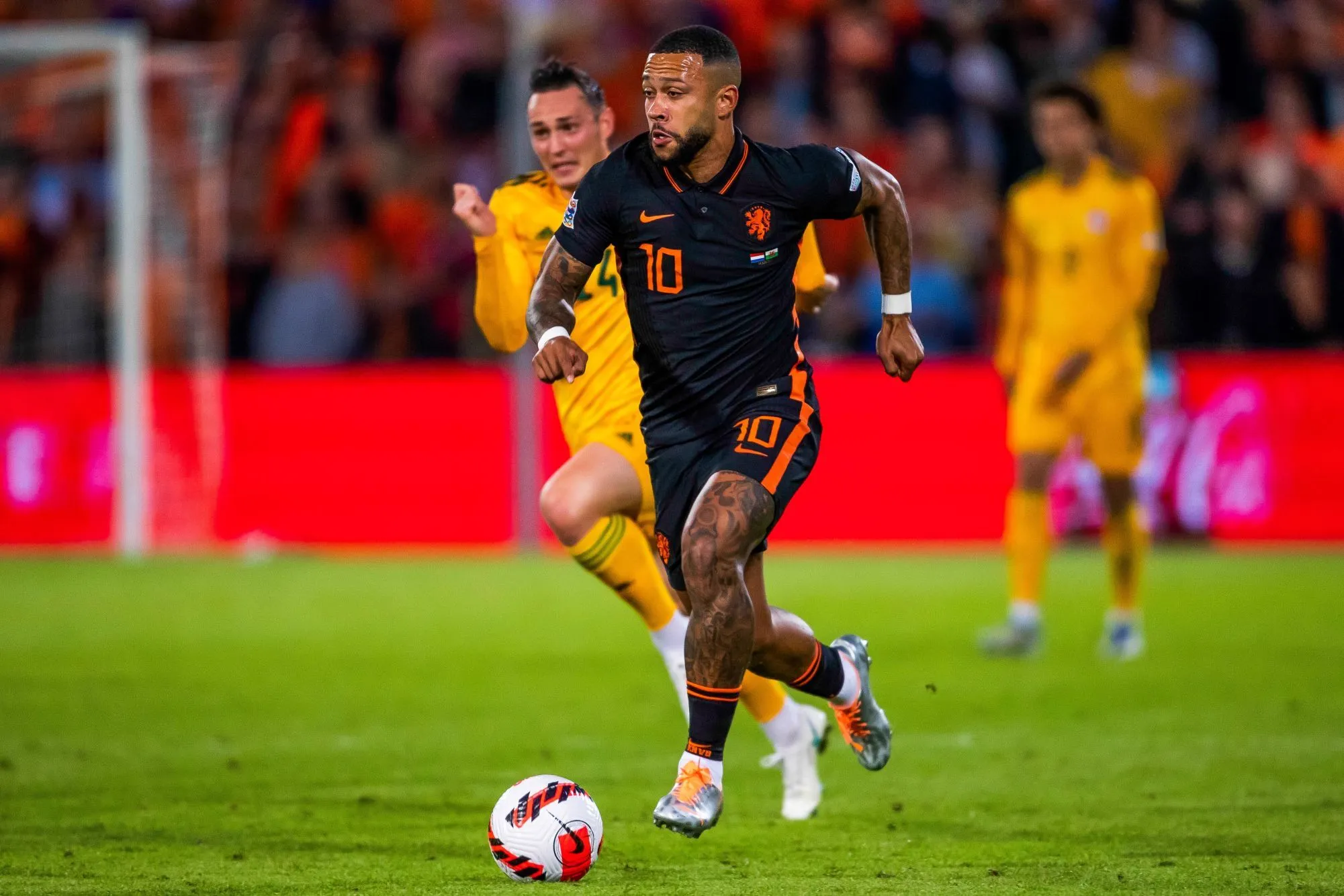 Memphis Depay régale pendant ses vacances au Ghana