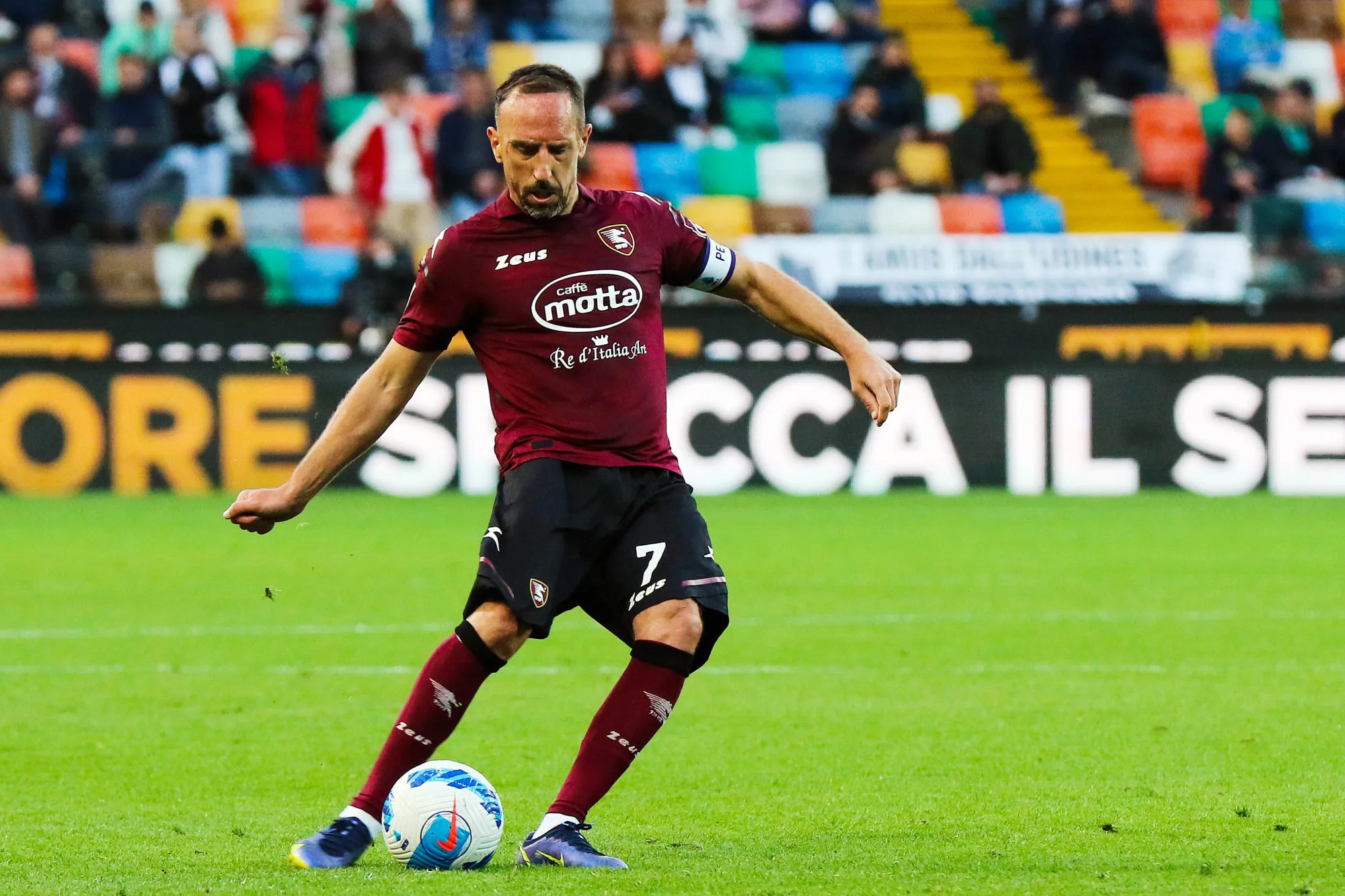 Franck Ribéry fête le maintien à vélo dans les rues de Salerne