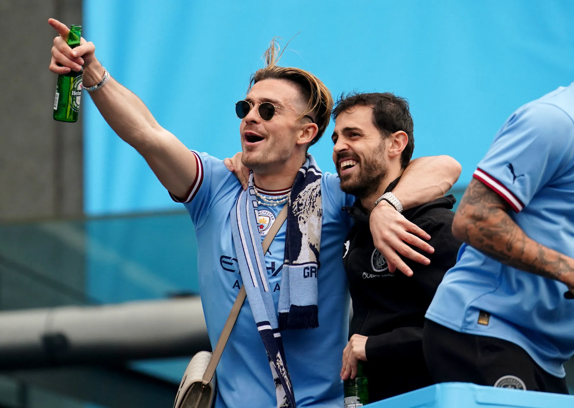 Jack Grealish chambre Bernardo Silva pendant les célébrations du titre