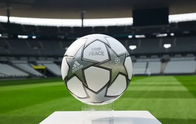 Un message pour la paix en Ukraine sur le ballon de la finale de Ligue des champions