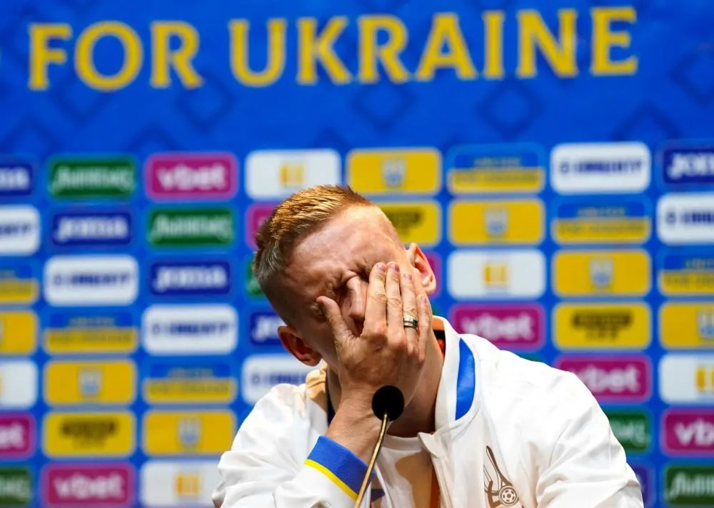 Zinchenko fond en larmes en conférence de presse au moment d’évoquer la guerre en Ukraine
