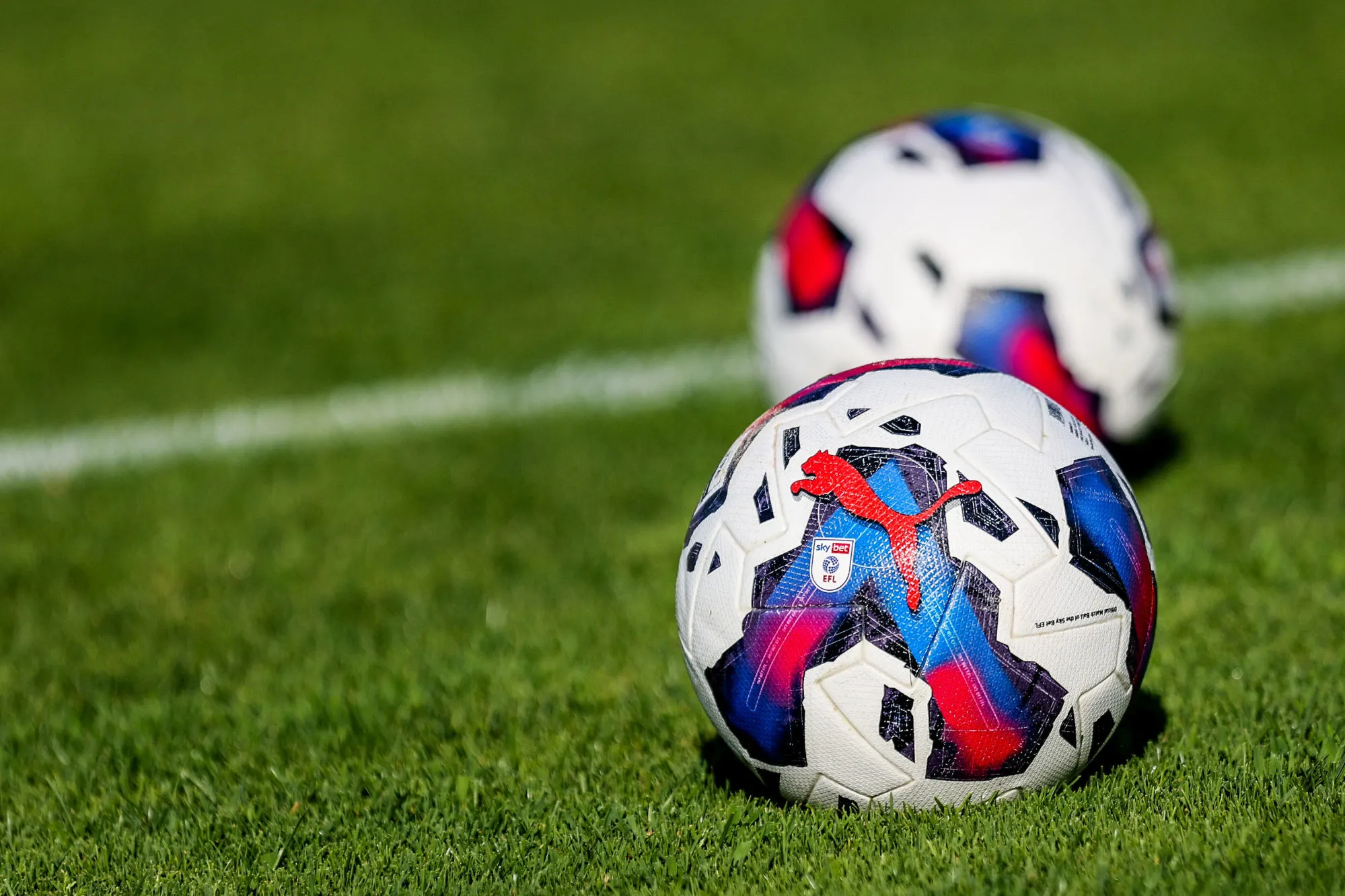 Un attaquant polonais claque un retourné pour la reprise du championnat