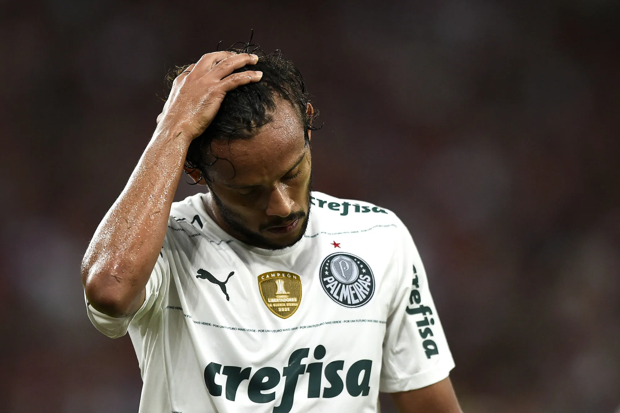 Un joueur de Palmeiras rate son corner en frappant l’arbitre de touche