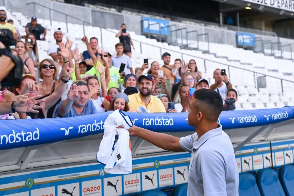 Deux supporters récompensés par l’OM pour avoir nettoyé l’aéroport après l’arrivée de Sanchez