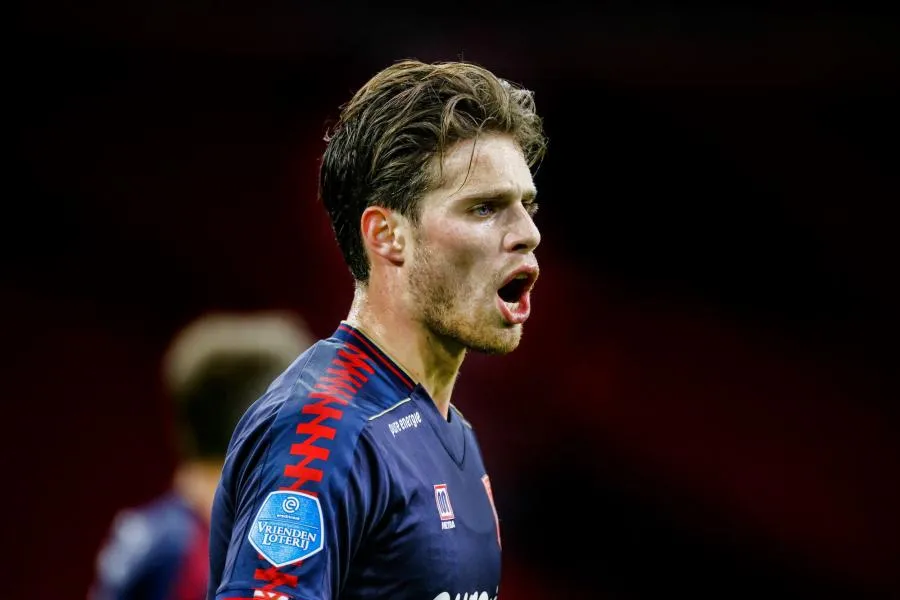 Quand un défenseur des U21 de l’Ajax prend le ballon à la main dans sa surface